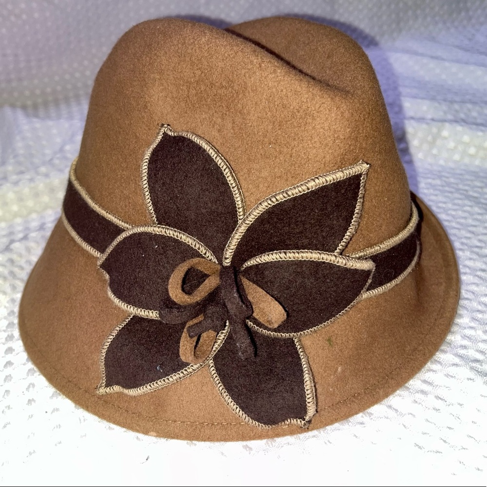 Brown wool hat with flower